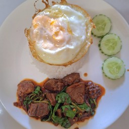 ข้าวกระเพราเนื้อน่องลายสามชั้นตุ๋น + ไข่ดาว