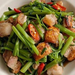 ผัดผักบุ้งหมูกรอบ