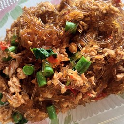 กระเพราไก่ใส่วุ้นเส้น