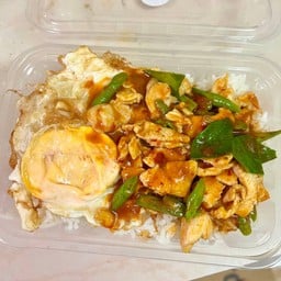 ข้าวผัดพริกแกงไก่