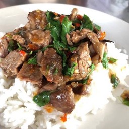 ข้าวกะเพราเนื้อ