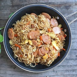 มาม่าผัดไส้กรอกเนยกระเทียม