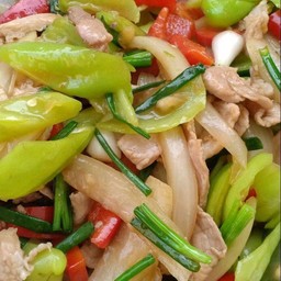 ผัดพริกหยวกไก่กับข้าว