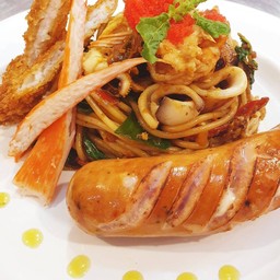 สปาผัดขี้เมาทะเลกับไส้กรอกเยอรมันอิตาเลี่ยนชีส