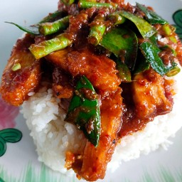 ข้าวราด พริกแกงไก่กรอบ