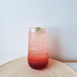 สตอเบอรี่มะนาวโซดา