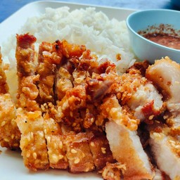 ข้าวหน้าสามชั้นทอดน้ำจิ้มแจ่ว