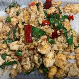 ข้าวกระเพราไข่คั่วพริกแห้ง