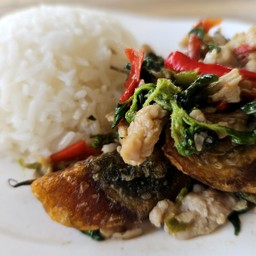 ข้าวหมูกระเพราไข่เยี่ยวม้า