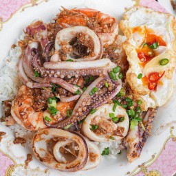 ทะเลรวมผัดกระเทียมไข่ดาว ราดข้าว