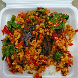 กระเพราไข่เยี่ยวม้า