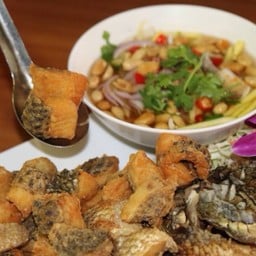 ปลาลูกเต๋ายำมะม่วง