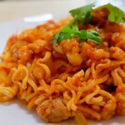 ผัดมาม่าซอสมะเขือเทศ Instant noodles with tomato sauce