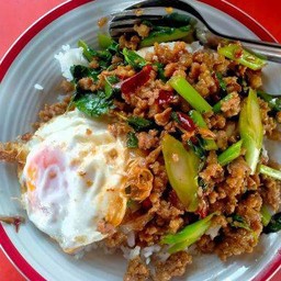หมูสับผัดคะน้าไข่ดาว ราดข้าว