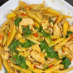 กระเพราไก่หน่อไม้ราดข้าว