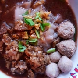เส้นใหญ่น้ำตกหมูลูกชิ้น