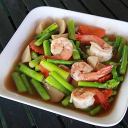 กุ้งผัดหน่อไม้ฝรั่ง