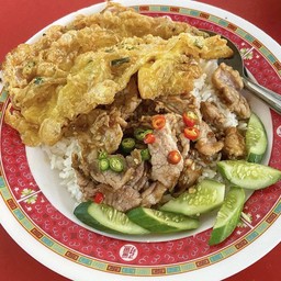 หมูกระเทียมไข่เจียวราดข้าว