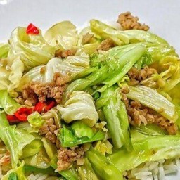 กะหล่ำ หมูสับ -พริก - ราดข้าว