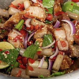 ยำหมูกรอบสูตรปลาร้า