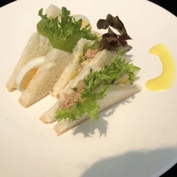 แซนวิสทูน่าไข่ต้ม