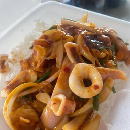 หมึกผัดไข่เค็มราดข้าว