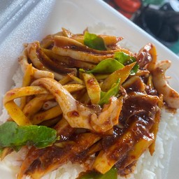 พริกเเกงปลาหมึกหน่อไม้ราดข้าว