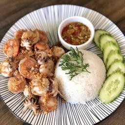 กุ้งหมึกกระเทียมไข่ดาวราดข้าว