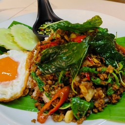 กะเพราเนื้อโคขุนสับราดข้าว+ไข่เป็ดกรอบ(Kapaw Beef)