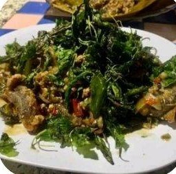 ไข่เยี่ยวม้ากะเพรากรอบ ราดข้าว