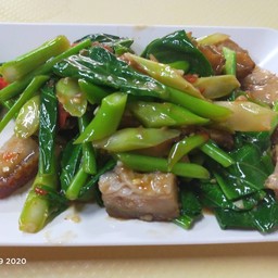 คะน้าผัดหมูกรอบ
