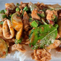 ต๊ะกระเพาซิ่ง อาหารตามสั่ง (ข้างเซเว่น ม.ลานทอง)
