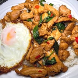 กะเพราไก่ไข่ดาวราดข้าว