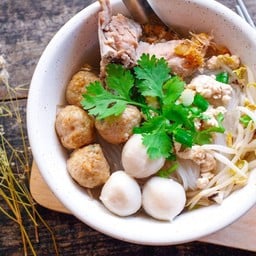 เส้นเล็กน้ำใสหมูลูกชิ้น