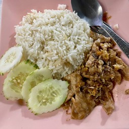 ราดหน้าหมูนุ่ม ตลาดค้าเจริญ