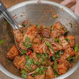 ลาบหมูกรอบ