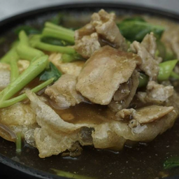 ราดหน้าเส้นนิ่ม หมู