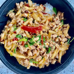 กะเพราพริกแห้งหมูสับหน่อไม้ ราดข้าว