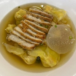 เกี๊ยวหมู+หมูทอด (น้ำไส)