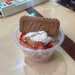 ฟรายเดย์ ของทานเล่น ข้าวกะเพรา ไก่ทอด เฟรนช์ฟรายส์ นักเก็ต สุกี้แห้ง