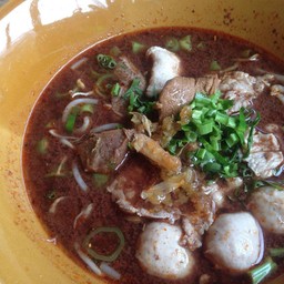หมี่ขาวน้ำตกหมูลูกชิ้น