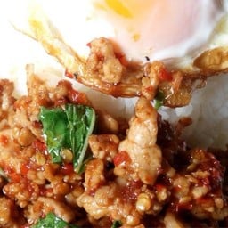 กะเพราและไข่เริ่มต้น 29฿ - ครัวสุขดง