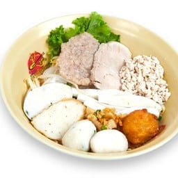ก๋วยเตี๋ยวลูกชิ้นปลา เพิ่มหมู 3 อย่าง