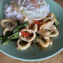 ข้าวกระเพราปลาหมึก