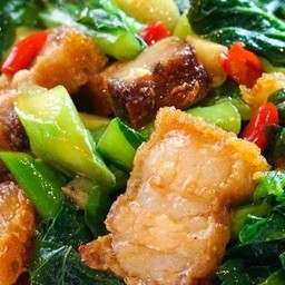 คะน้าหมูกรอบ
