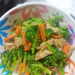 ผัดบล็อกโคลี่หมูราดข้าว