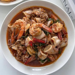 หมูหมึกกุ้งผัดพริกเผาใส่ใบโหระพา