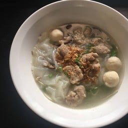 เส้นใหญ่น้ำใสหมูลูกชิ้น