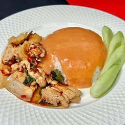 ข้าวกระเพราสามชั้นราดมันกุ้ง