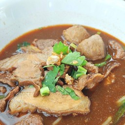 ก๋วยเตี๋ยวเนื้อตุ๋นโคขุน+ลูกชิ้นเอ็นเนื้อ ธรรมดา